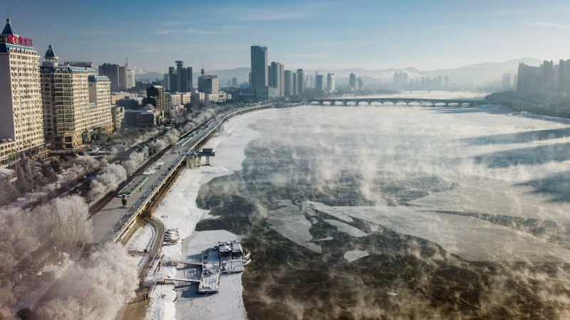 这是1月12日在吉林市拍摄的松花江景色.