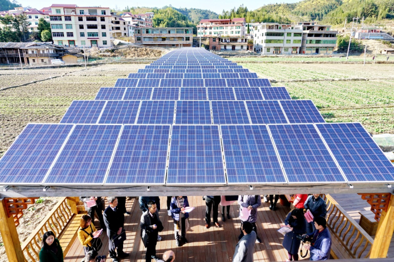 福建省大田县吴山镇梓溪村贫困户集中式光伏发电扶贫产业园一角(1月11