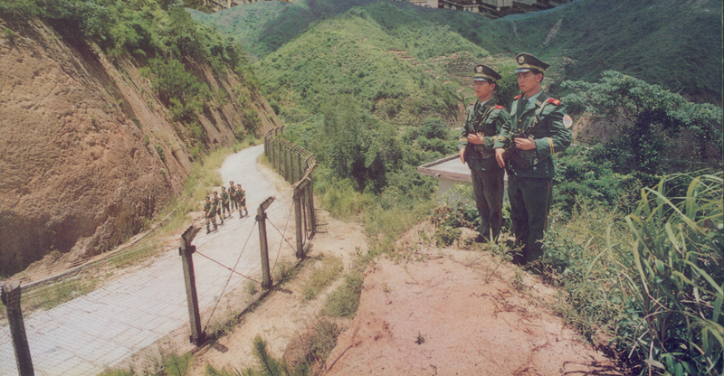20世纪90年代，广东边防总队官兵在深圳经济特区管理线哨位上站哨（资料照片）。