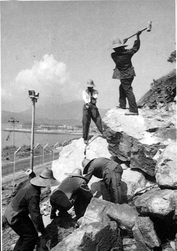 广东边防总队官兵移防深圳时，按照上级指示开山裂石建设深圳经济特区管理线（资料照片）。