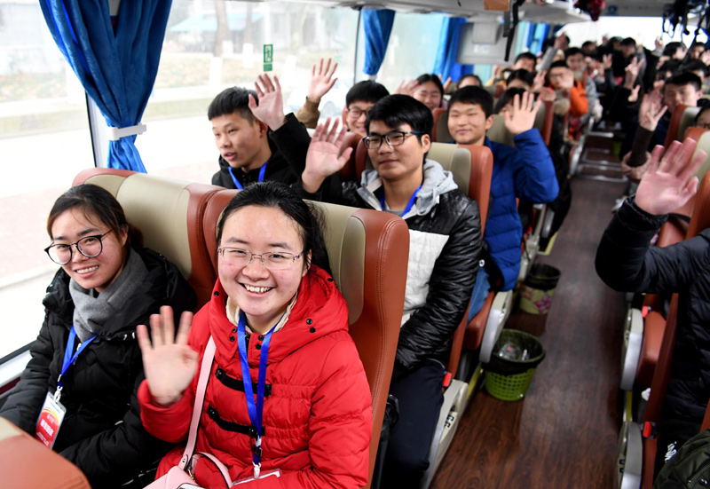 1月23日，在安徽省合肥市安徽农业大学，大学生们准备乘大巴车回家。