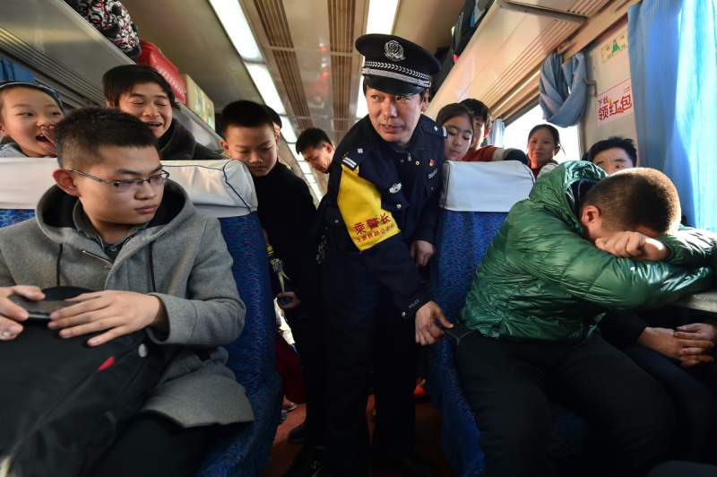 2月5日,太原铁路公安处乘警支队乘警长侯玉山在1485次列车上为乘客