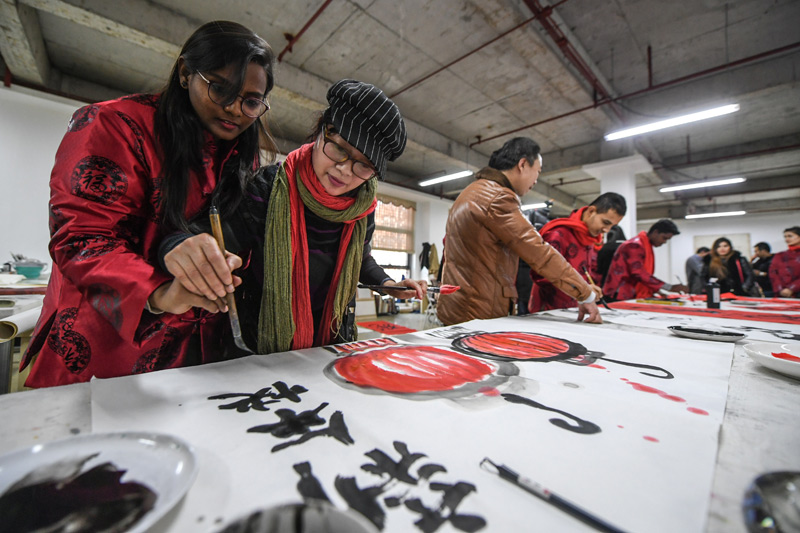 2月7日，辽河画院艺术家指导锦州医科大学印度留学生乌莎画国画，写毛笔字。