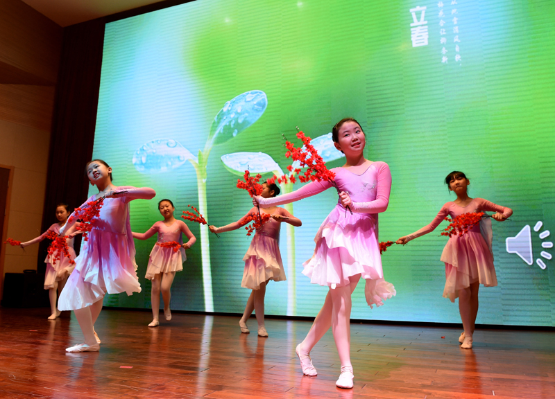 2月26日，学生们在表演以“立春”为主题的节目。
