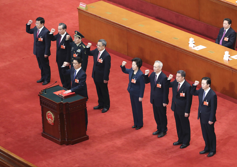 3月19日，十三届全国人大一次会议在北京人民大会堂举行第七次全体会议。根据国务院总理李克强的提名，经投票表决决定，韩正、孙春兰、胡春华、刘鹤为国务院副总理，魏凤和、王勇、王毅、肖捷、赵克志为国务委员，肖捷为国务院秘书长。这是国务院副总理、国务委员、秘书长进行宪法宣誓。