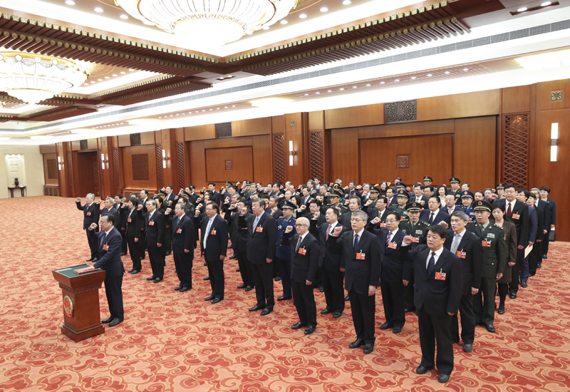 3月19日，十三届全国人大一次会议在北京人民大会堂举行第七次全体会议。会议分别表决通过了十三届全国人大8个专门委员会组成人员名单。十三届全国人大设10个专门委员会。其中，宪法和法律委员会、财政经济委员会组成人员名单已经3月13日第四次全体会议表决通过。这是十三届全国人大专门委员会组成人员进行宪法宣誓。