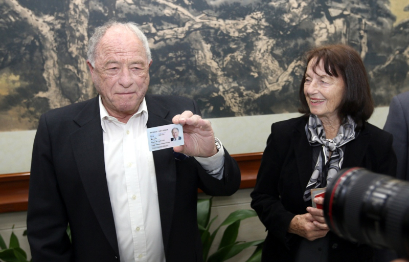 上海向外籍人才颁发永久居留身份证