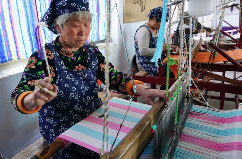 4月15日,迁安市杨店子镇高引铺村"绣娘手工坊"的工人在织布车间工作.