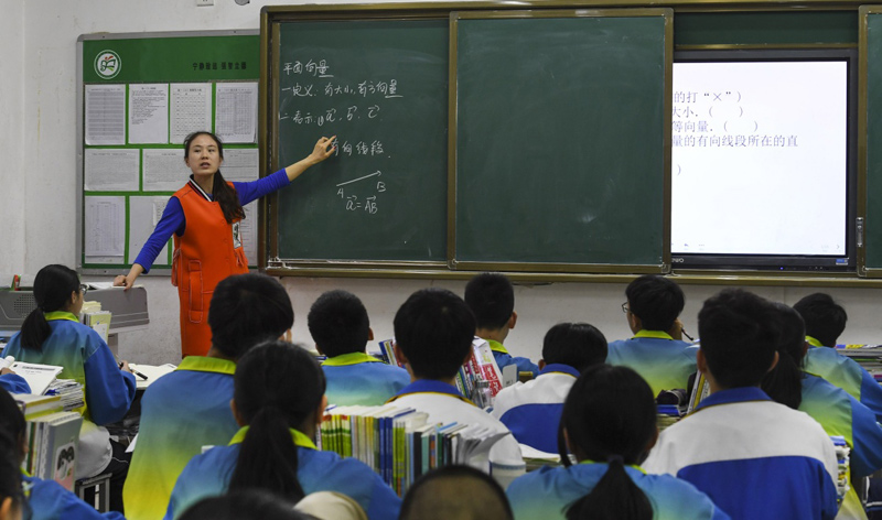 4月24日,宁强县天津高级中学高一班学生在上课.