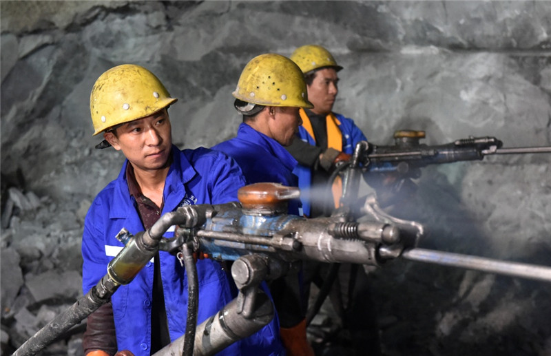 5月14日,施工人员在郑万高铁七峰山隧道施工现场进行钻眼作业.
