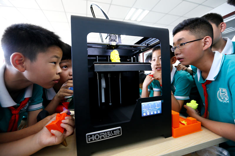 了自主选修科技课,学生们结合自身兴趣和爱好,进行机器人足球,3d打印