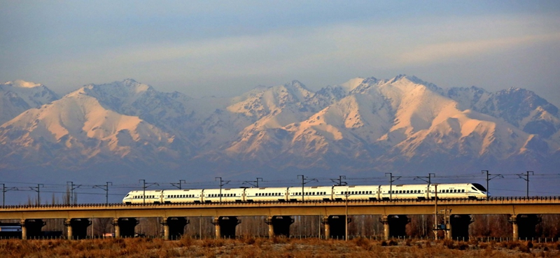 2018年8月1日，一列京津城际列车驶出北京南站。 十年前，2008年的8月1日，我国自主建设的第一条最高时速350公里高速铁路京津城际开通运营，中国正式跨入高铁时代。 十年来，从渤海之滨到西部戈壁，从中部平原到西南群山，从东北雪原到江南水乡，中国高铁串珠成线、连线成网，运营里程超过2.