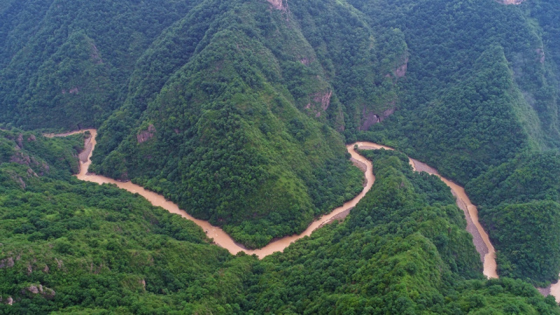 六盘山下听雨声