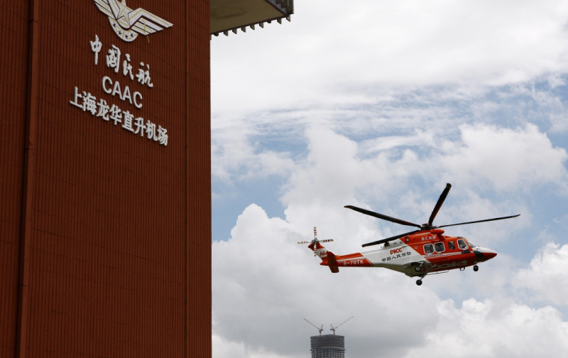 8月27日,载有江苏泰兴危重病人的救援直升机飞抵上海龙华直升机场.