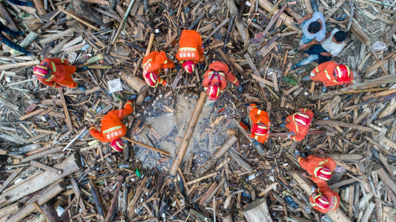 云南麻栗坡山洪泥石流灾害现场救援继续进行