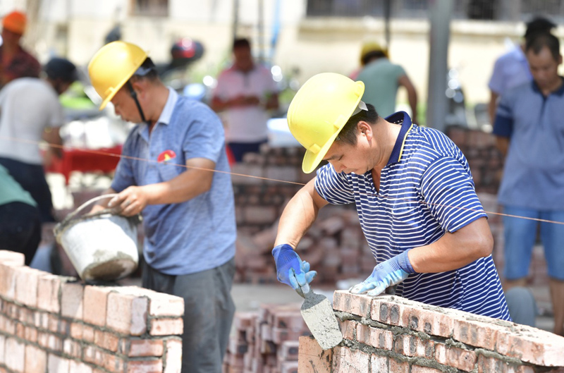 9月4日,选手在砌筑工项目比赛中.
