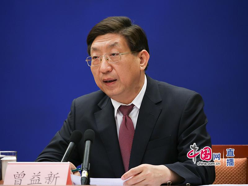 国家卫生健康委副主任曾益新作情况介绍