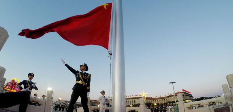 10月1日清晨,隆重的升国旗仪式在北京天安门广场举行,庆祝中华人民