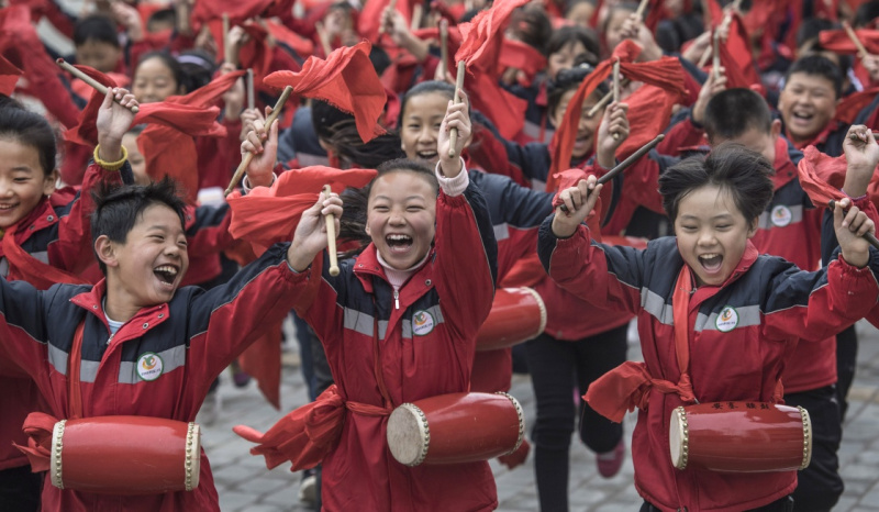 10月22日,安塞区第二小学五年级的孩子们在体育课上练习打腰鼓.