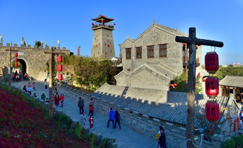 10月27日,游客在石家庄市鹿泉区土门关驿道小镇游览.