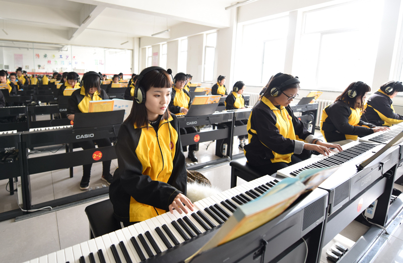 采取“校企结合”“工学结合”等方式