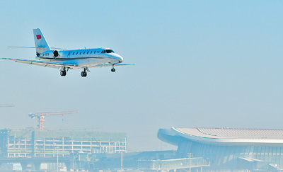 北京新机场迎来首架飞机