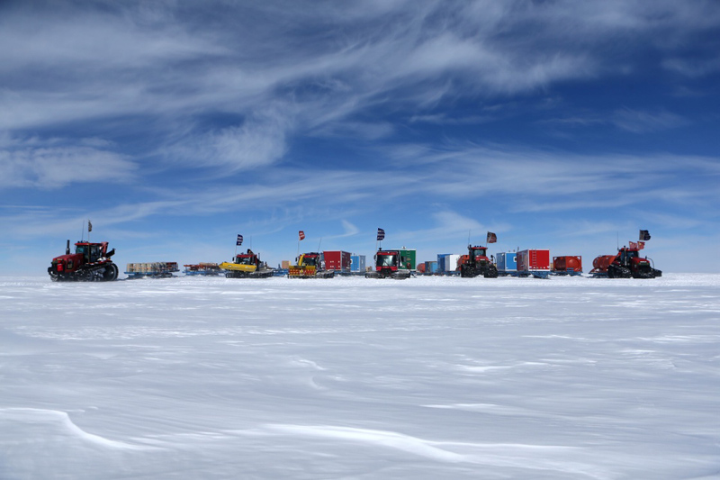 中国科考队在南极冰盖上架设自动气象站