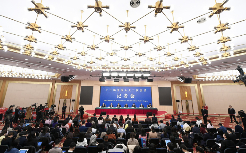 十八大人口资源环境_全国政协人口资源环境委员会主任贾治邦.摄影/章轲-全国(2)