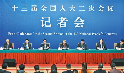 十八大人口资源环境_全国政协人口资源环境委员会主任贾治邦.摄影/章轲-全国