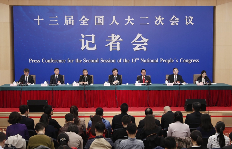 十八大人口资源环境_全国政协人口资源环境委员会主任贾治邦.摄影/章轲-全国