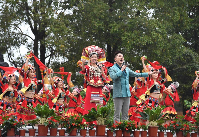 4月4日,演员在"壮族三月三·八桂嘉年华"主会场表演民族歌舞.