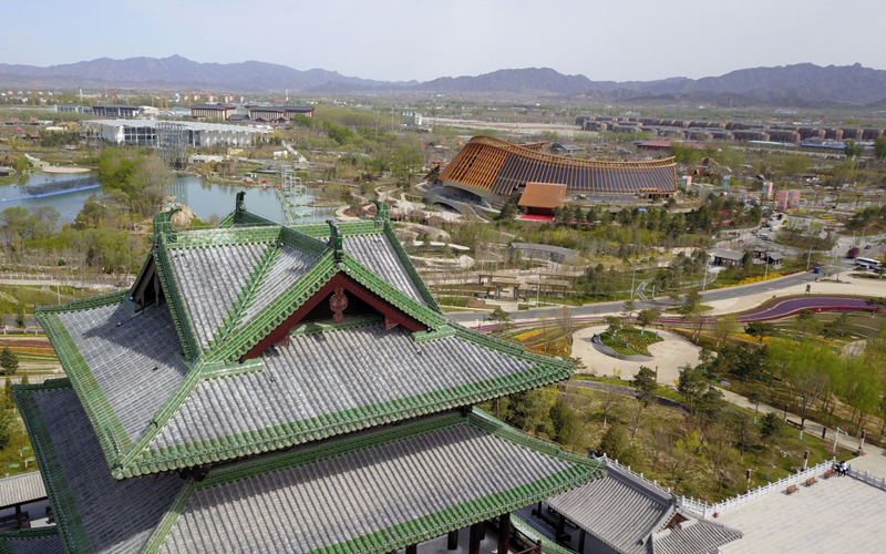 4月18日无人机拍摄的永宁阁(画面近处)和中国馆(画面右侧.