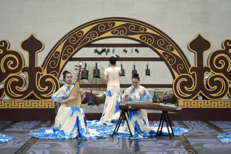 世园会"遇见"雅乐华服
