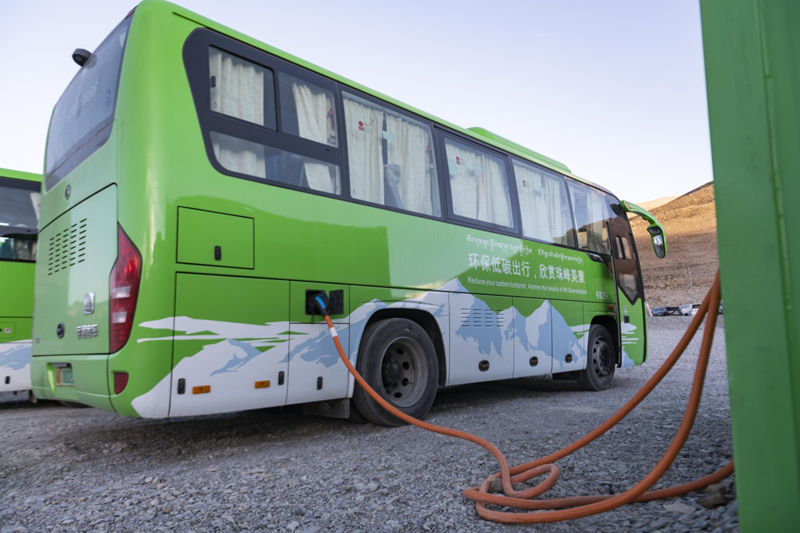 西藏珠峰景区试运营清洁能源环保客车
