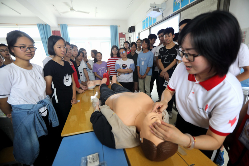 通过向学生传授防溺水安全急救技能,实例警示教育,现场模拟急救等方式