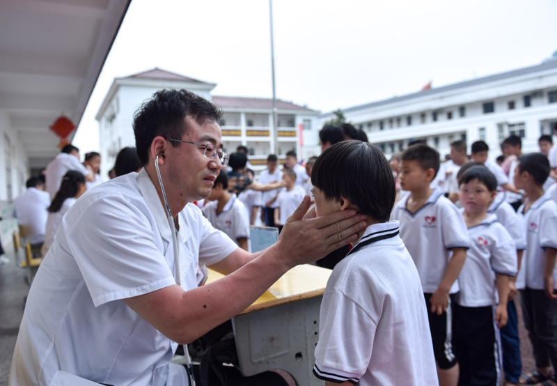 湖北秭归：党员义诊进特校