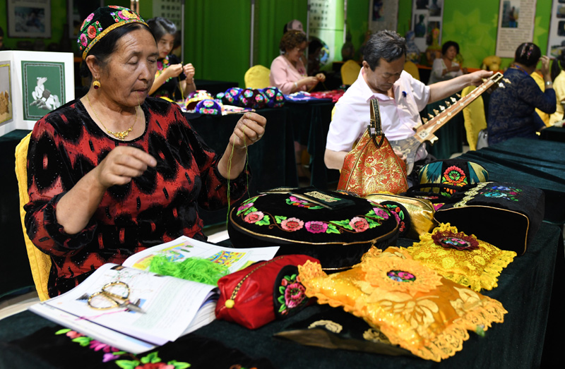 新疆哈密:传统刺绣“对话”当代生活