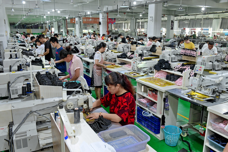 这是莆田市一家制鞋企业繁忙的生产线(7月27日摄).