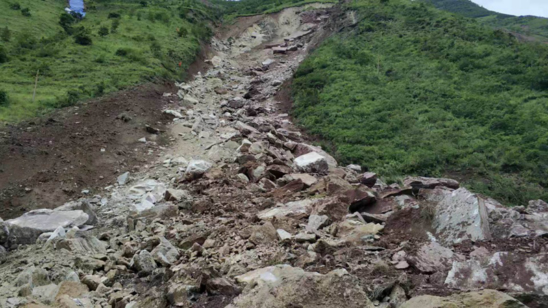 人口崩塌_陕西定边发生窑顶山体崩塌 5人死亡(2)