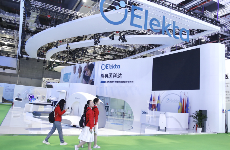 参加第二届中国国际进口博览会的瑞典医疗器械企业医科达展台（11月4日摄）。新华社记者 张玉薇 摄