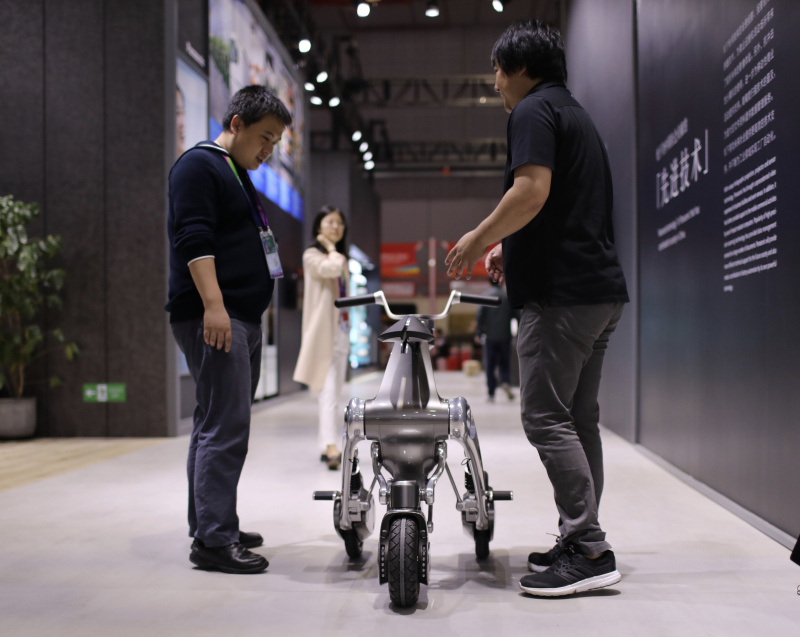参观者在第二届中国国际进口博览会展馆内了解一款松下智能电动产品（11月4日摄）。新华社记者 金立旺 摄