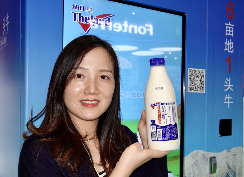 11月4日，工作人员在第二届中国国际进口博览会新西兰纽仕兰牛奶展台展示牧场鲜牛奶。新华社记者 才扬 摄