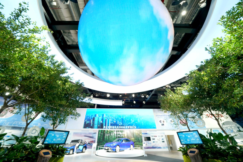 参加第二届中国国际进口博览会的丰田氢能源汽车展台（11月4日摄）。新华社记者 陈建力 摄