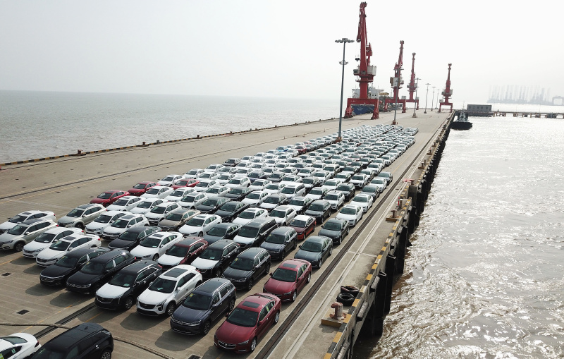 位于上海临港的上海南港码头，新出厂的汽车等待装船转运（6月27日无人机拍摄）新华社记者 方喆 摄