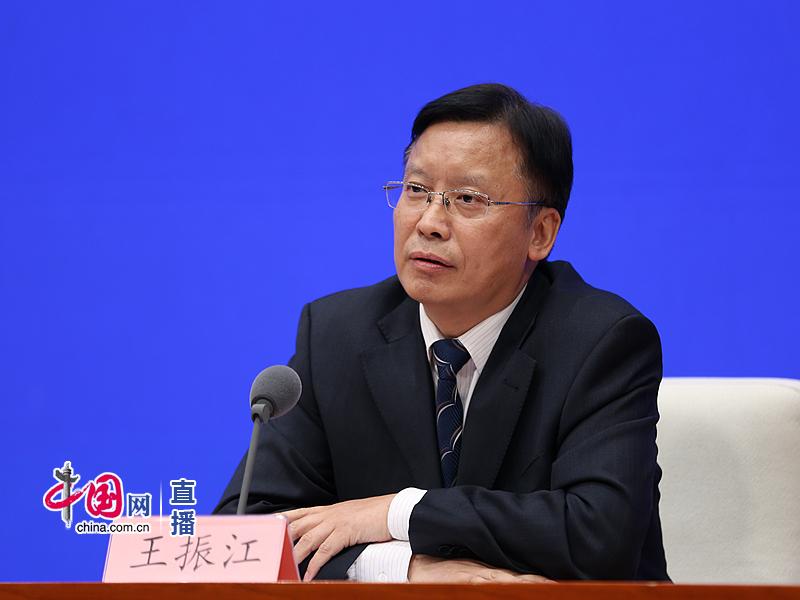 司法部立法三局局长王振江回答记者提问