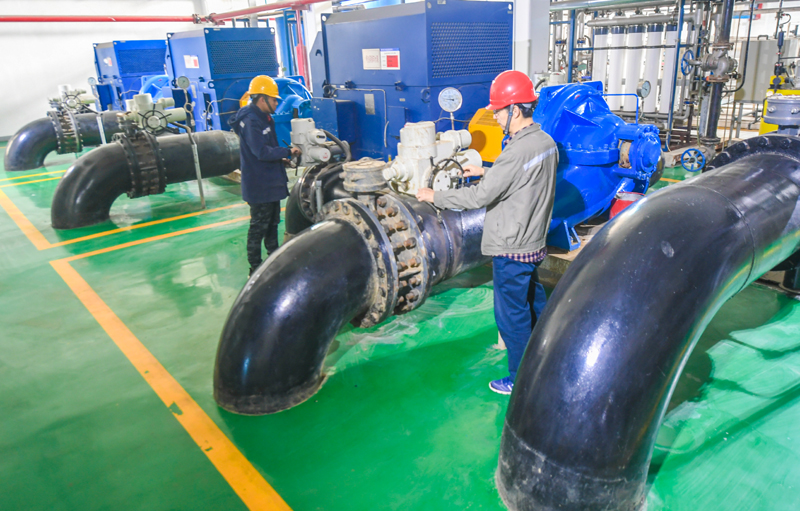 11月15日,河北省安平县一家热力公司员工在操作供暖循环泵.