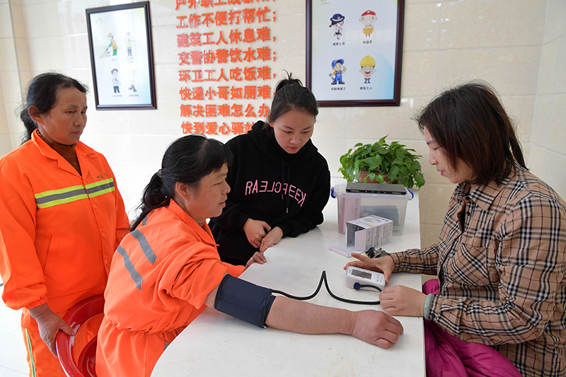 江西南昌：“爱心驿站 ”温暖户外劳动者