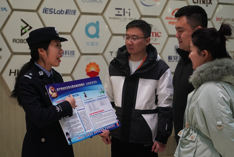 南京：民警送法宣传进企业