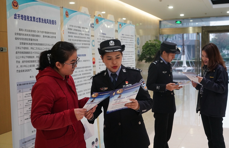 南京：民警送法宣传进企业