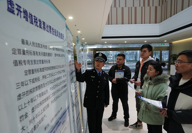 南京：民警送法宣传进企业